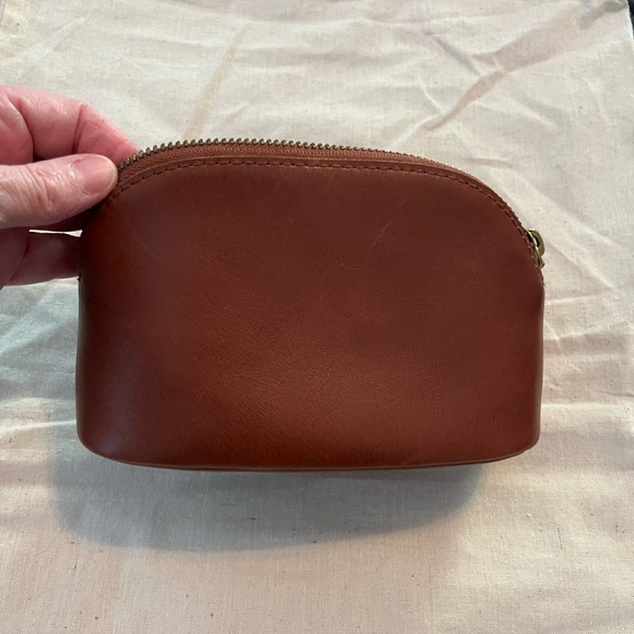 Madewell brown leather pouch with a zip closure. - Picture 2 of 4